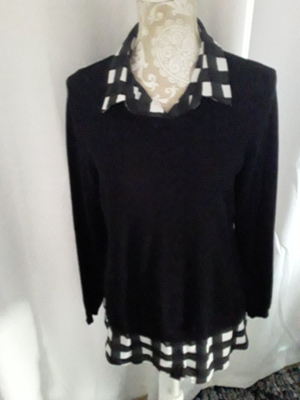 Adrianna Papell black and white sweater top size M